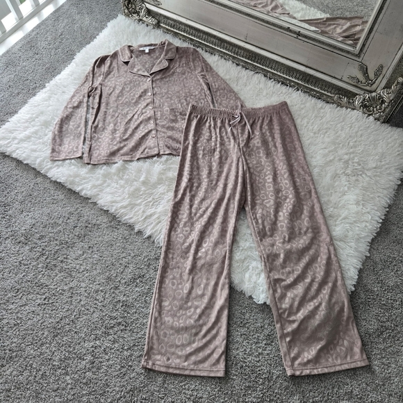 Jasmine Rose Embossed Cozy Animal Print Pajama Set. Color: Dark Beige. Size Larg - Picture 1 of 12